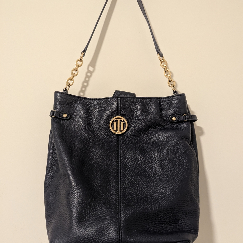 Tommy Hilfiger Elegant Black Leather Shoulder Bag